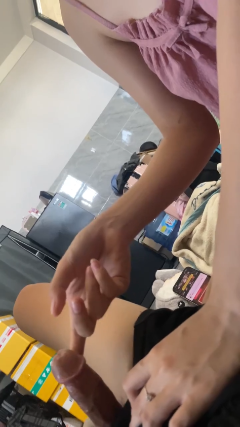 sex clip:Tranh thủ con bạn cùng phòng đi chơi rủ anh ny sang địt nhau