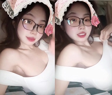 viet69-Em gái dễ thương gạ bạn đến nhà chịch nhau
