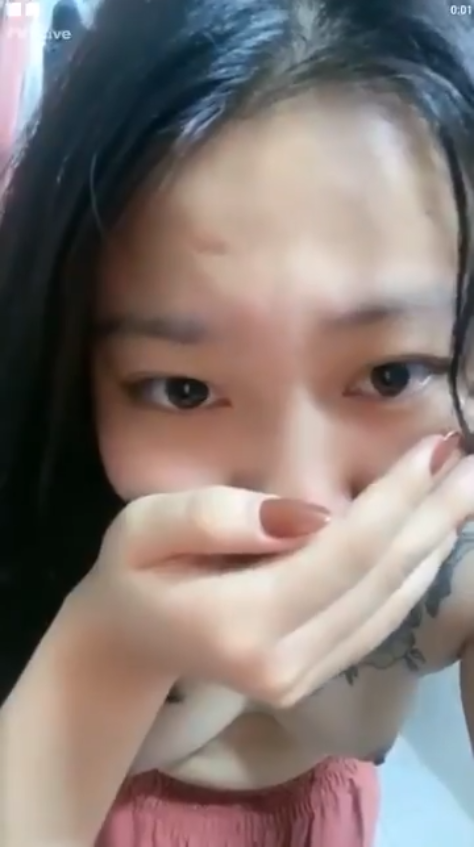 sex Việt Nam Đang live thì nứng quà đè em gái xinh ra địt.
