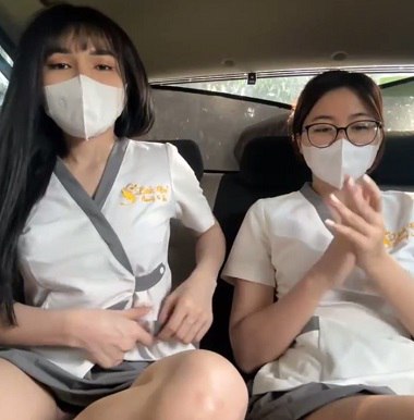 Hai em thủ dâm khi đi taxi - sex vn
