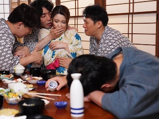 uncen Đưa vợ đi suối nước nóng, chồng không biết vợ bị người khác địt sấp mặt