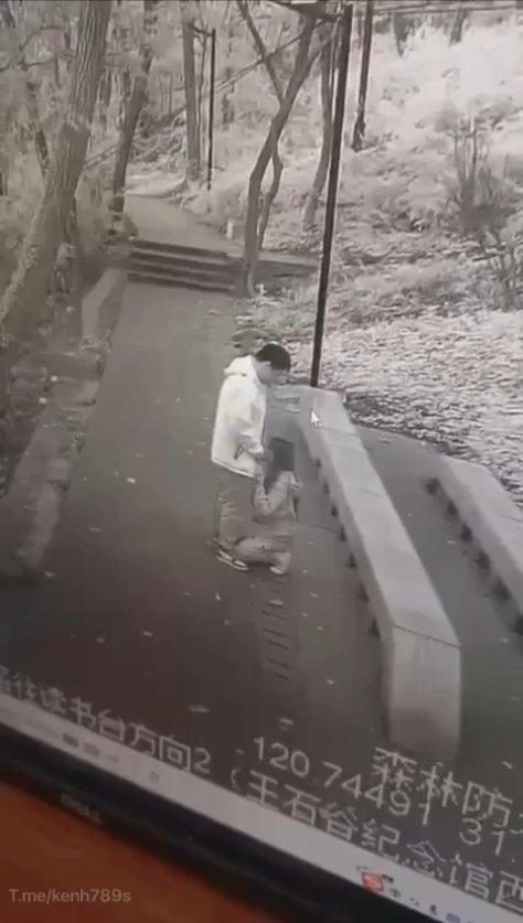 Bú cu public bị camera ghi hình lại - sex clip